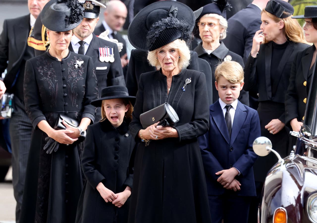 Mientras tanto, la reina consorte también le rindió un tributo a la difunta monarca con el broche que llevó clavado en su vestido negro.
<br>