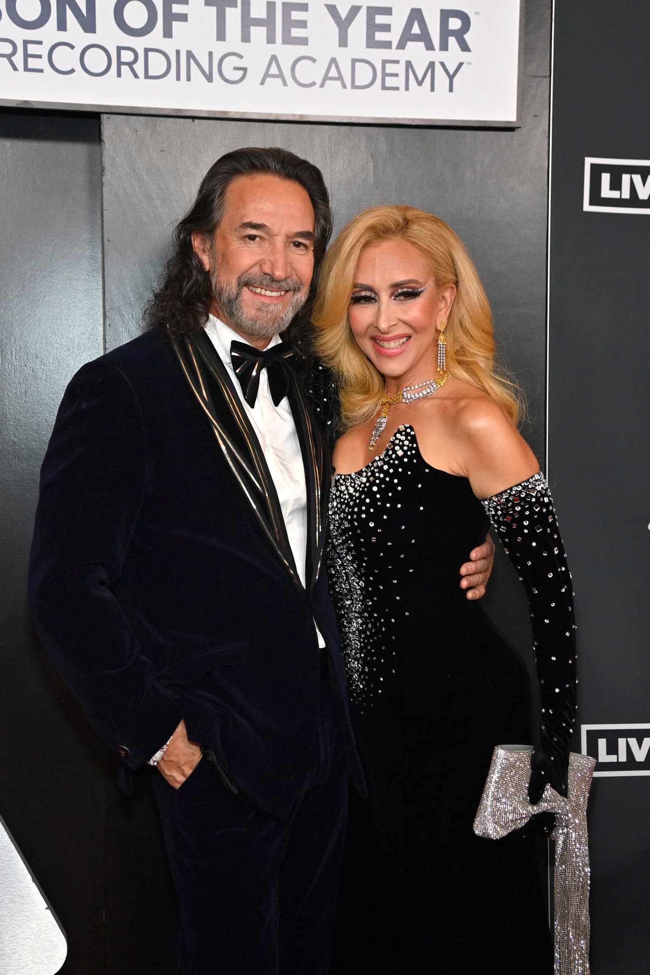 <h2 class="cms-H2-H2">Marco Antonio Solís y <b>Cristy Salas</b> </h2>
<br>
<br>En 1993 se casaron, y en 2023 van a celebrar 30 años de matrimonio, 
<a href="https://www.univision.com/musica/marco-antonio-solis-explora-su-nostalgia-y-dice-que-esta-viviendo-el-momento-mas-importante-de-su-vida-video" target="_blank">siendo una de las parejas más estables en la música</a>. Se conocieron en 1992, y al año siguiente ya estaban celebrando su boda.