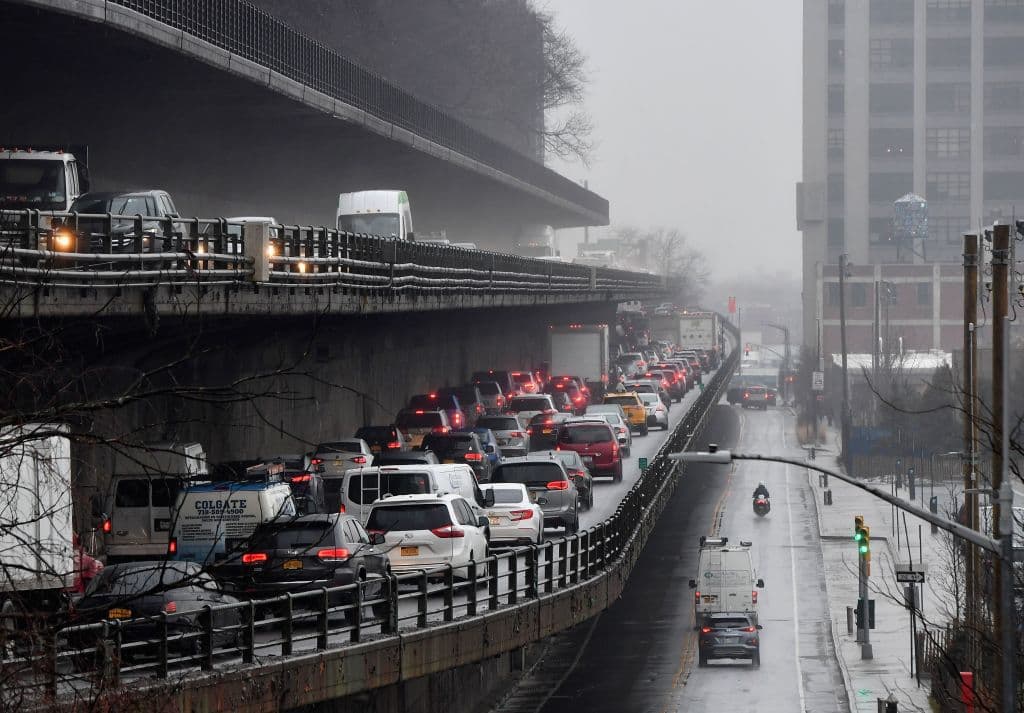 <b>01/10: Área de Nueva York-Newark.</b> A pesar de haber sido el epicentro de la pandemia en 2020, ese año la ciudad de Nueva York se ganó el título de la peor ciudad en tráfico de Estados Unidos, desplazando a Los Ángeles, ya que sus conductores se retrasaron 56 horas a causa del tráfico congestionado. Además, Nueva York también ocupó el primer lugar como peor ciudad en cuanto al total anual de tiempo de retraso, el gasto extra de combustible por ello y el exceso de emisiones de CO2 a causa de la congestión.