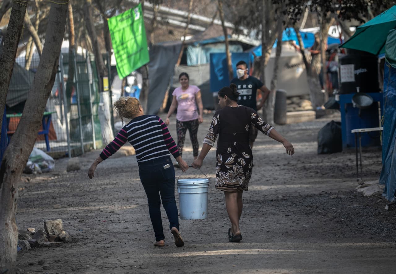 “Hay gente que está desesperada, pedimos por favor a ACNUR que venga y que nos hable qué es lo que está pasando”, dijo el nicaragüense, Ernesto López. Pese a la incertidumbre, la situación en el campamento se ha mantenido en calma y no se han registrado protestas por el retardo que se ha presentado.