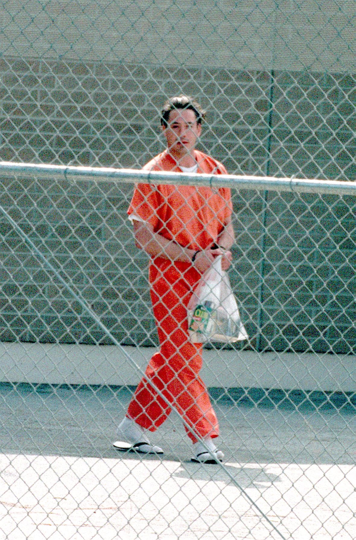 <b>Robert Downey Jr</b>
<br>El actor que hoy encarna a Tony Stark en las películas de Marvel casi ve destruida su carrera a finales de los años 90 y comienzos del 2000, pues fue arrestado en California por consumo de drogas.
