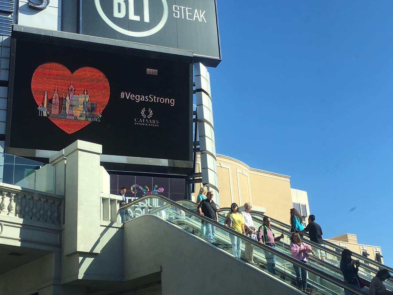 En otro de los anuncios iluminados se puede ver un hashtag que se ha popularizado en redes sociales después de la masacre: #VegasStrong (Las Vegas fuerte).