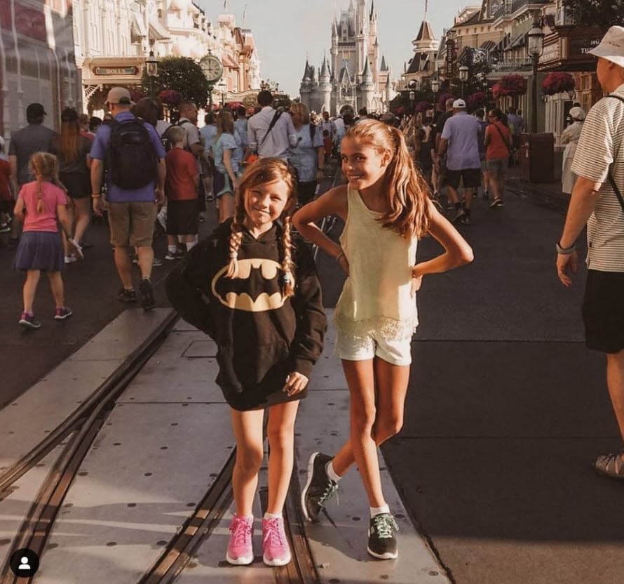 Entre ambas solo se llevan tres años de diferencia y desde pequeñas se mantuvieron muy unidas: "Todavía me acuerdo de cuando nos peleábamos por quien cantaba mejor", escribió Isabella en 
<b><a href="https://www.instagram.com/p/B97HZ6jF8gG/" target="_blank">una foto</a></b> junto a su hermana. 
<br>