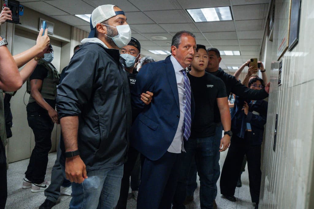 Brad Lander fue arrestado mientras actuaba como observador en audiencias de casos marcados para posible deportación.