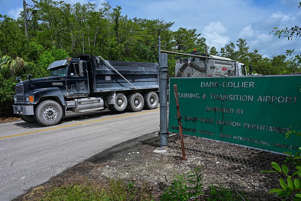 Eve Samples, directora ejecutiva de la organización Amigos de los Everglades, explicó 
<b>por qué se necesita un análisis del impacto de la construcción</b>. "Los 
<b><a href="https://www.univision.com/local/miami-wltv/invasores-en-los-everglades-la-amenaza-oculta-para-el-ecosistema-de-florida-video" target="_blank">Everglades son</a></b> un vasto sistema interconectado de vías fluviales y humedales, y lo que sucede en un área puede tener un impacto dañino río abajo”, dijo.