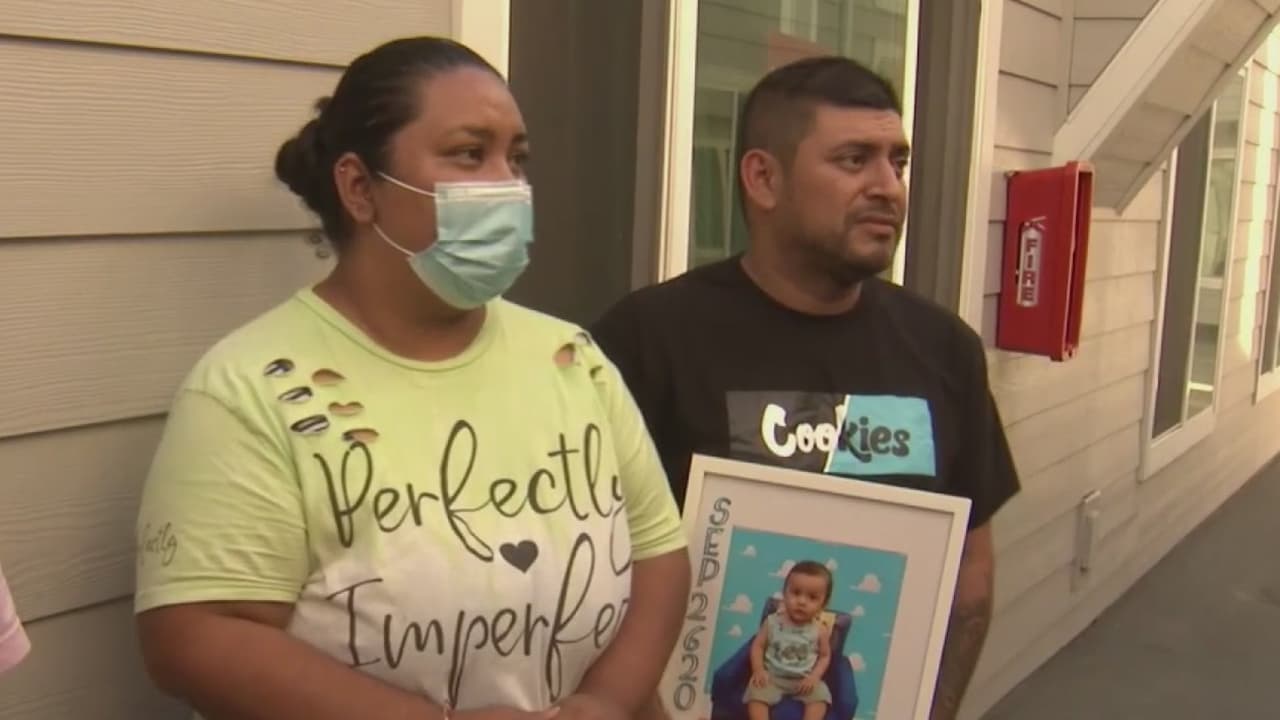 Agentes de Santa Ana ofrecen conmovedor detalle a los padres que perdieron a su bebé de 11 meses por un accidente