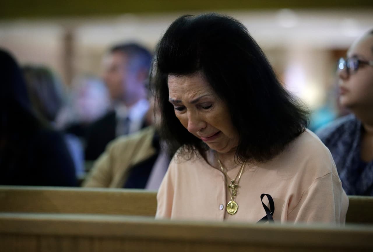 Una mujer llora durante un servicio especial dedicado a la masacre de Las Vegas en la Catedral del Ángel de la Guarda, de la misma ciudad.