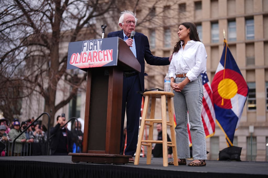 Ambos congresista demócratas afirmaron que
<b> la situación "es difícil"</b>. En su discurso, Ocasio Cortez habló sobre la situación con los inmigrantes en Estados Unidos, donde a diario alguien sufre porque “estamos viendo cómo nuestros vecinos, 
<b><a href="https://www.univision.com/local/miami-wltv/el-arresto-de-felipe-zapata-por-ice-en-miami-tortura-a-la-familia-del-universitario-en-colombia" target="_blank">estudiantes</a></b> y amigos son 
<b>despedidos</b>, atacados y 
<b>desaparecidos</b>”.