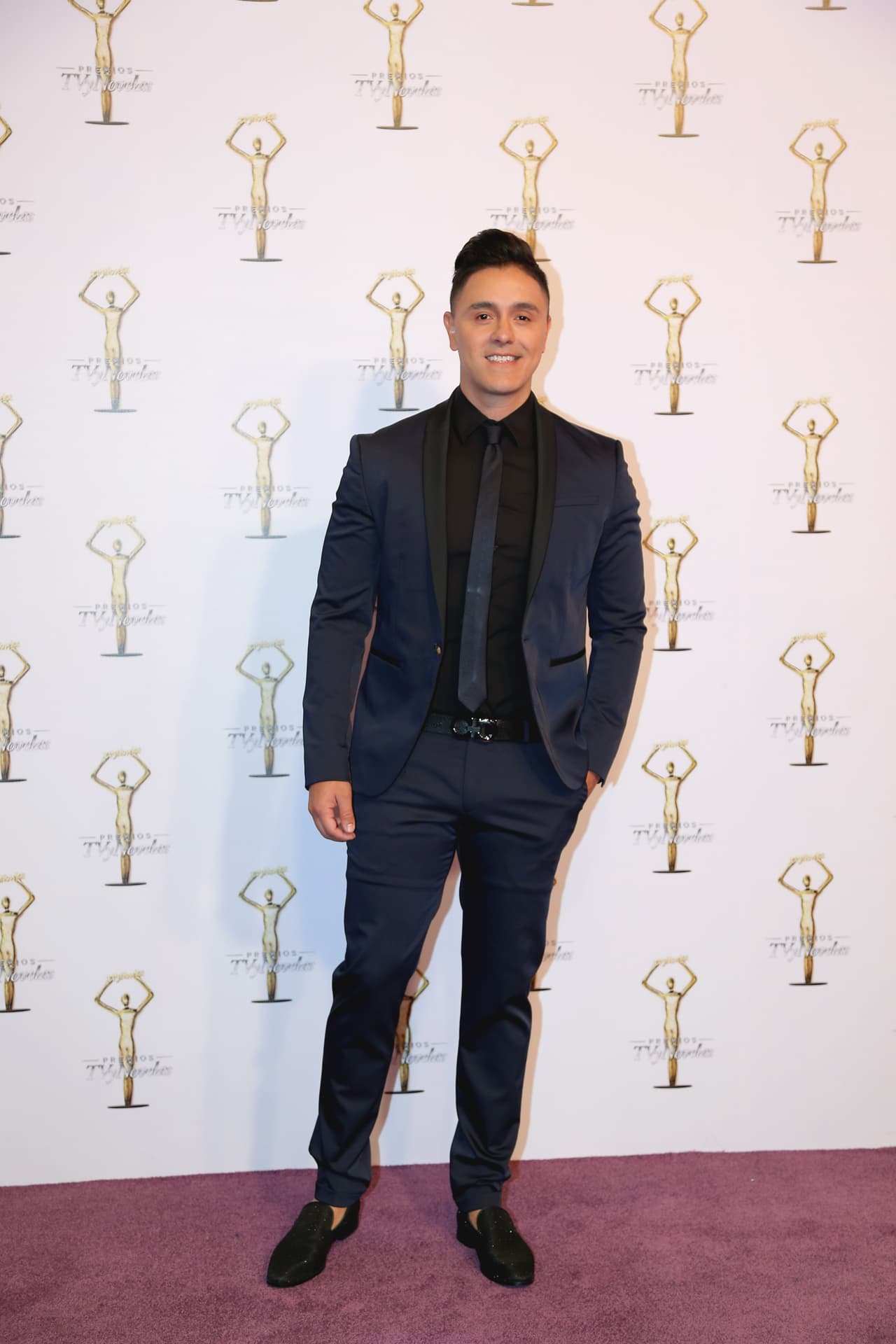 El cantante
<b> Joey Montana</b> desfiló vestido completamente de negro.