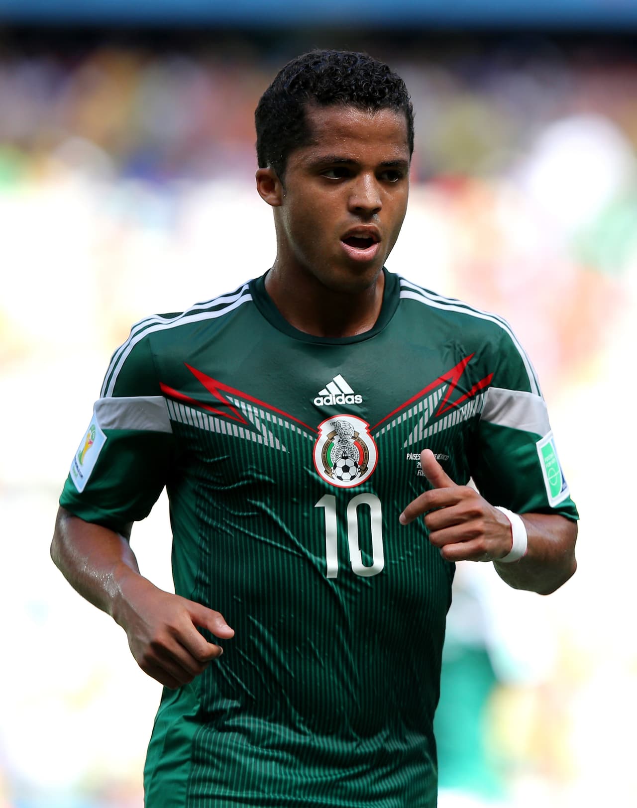 El futbolista estaba molesto con su ex novia y le puso un mensajito en Twitter.