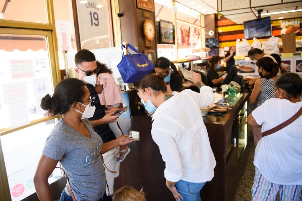 Además las personas también deben mostrar prueba de vacunación en 
<b>lugares de entretenimiento y recreación, incluidos cines, centros comerciales y establecimientos de cuidado personal.</b>