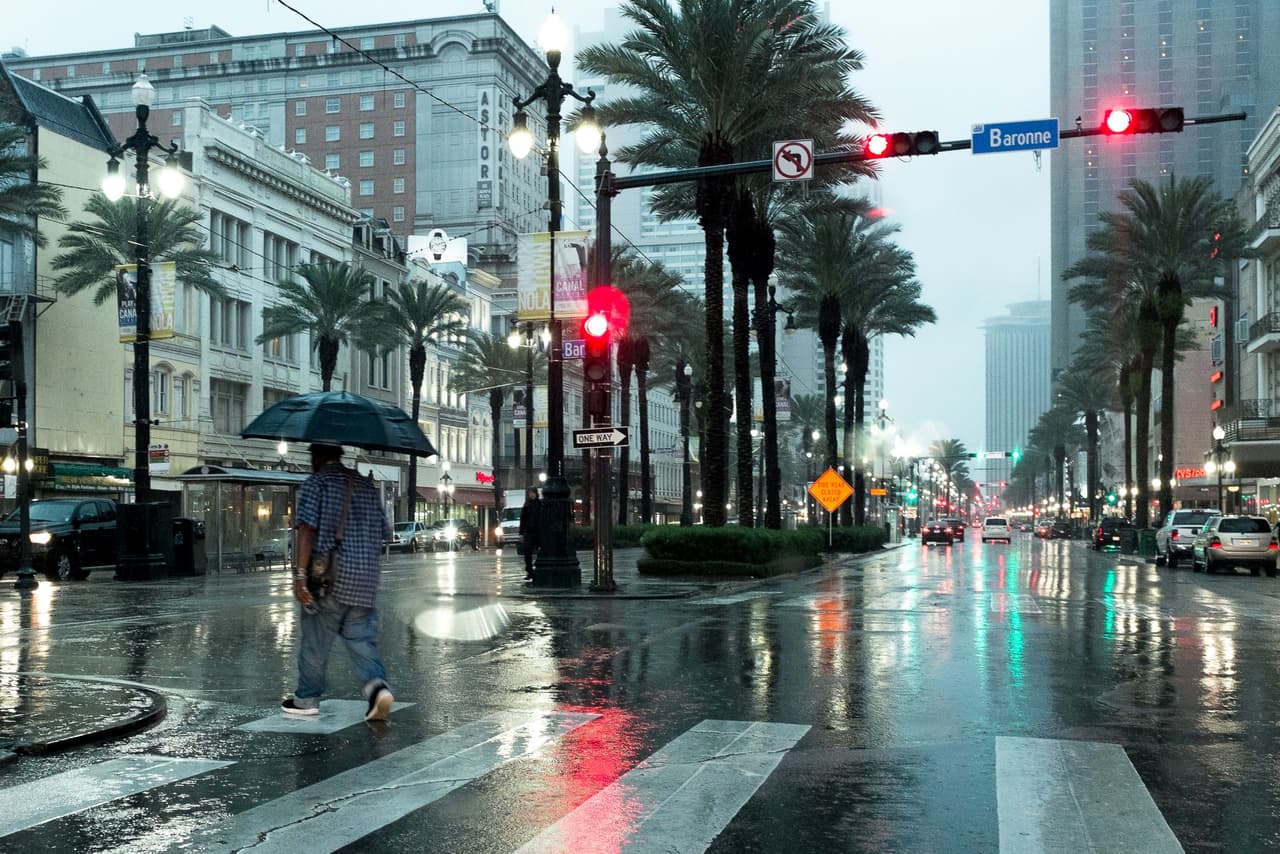 <b>Nueva Orleans, Louisiana</b> – A los expertos les preocupa que el mar se trague la ciudad de Nueva Orleans, es decir, que quede sumergida en una gran parte 
<b>para el final del siglo</b>. Según las previsiones, aquí se vería la mayor elevación del mar en todo el mundo. La zona baja 
<b>podría quedar sumergida hasta a 4.3 pies de agua.</b> Durante el siglo pasado, Louisiana ha experimentado altas tasas de aumento relativo del nivel del mar debido al hundimiento de la tierra. Si bien las alteraciones humanas como los diques pueden limitar las inundaciones, también reducen el flujo natural de sedimentos que constituyen el delta. La extracción de fluidos y sedimentos durante la perforación de petróleo y gas puede alterar las formaciones geológicas subyacentes de la región. Ambos efectos en conjunto son una combinación bastante letal para la zona y conscuentemente, para sus habitantes.