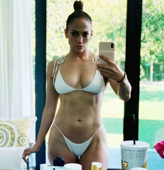 En 2021, JLo volvió a estar envuelta en críticas por una fotografía en Instagram en la que presumía su abdomen, pero la imagen tenía una mancha que fue señalada como Photoshop. La cantante explicó que se trataba de suciedad en el espejo y le deseó bendiciones a los ‘haters’.