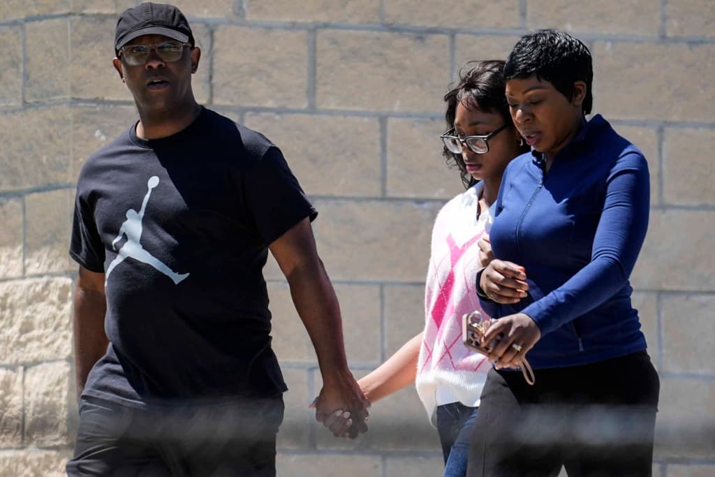 Algunos de los adolescentes inscritos en la Apalachee High School salían a casa de la mano de papá y mamá.