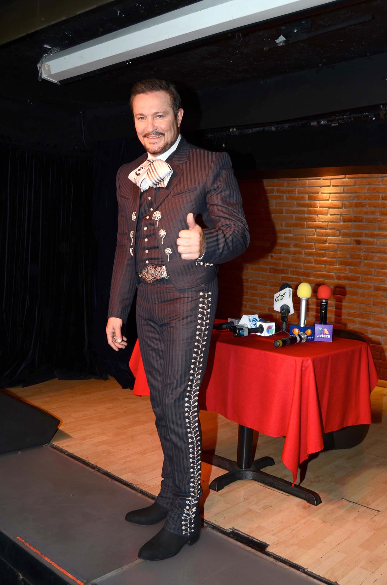 Aún no dan con el paradero de los delincuentes, pero según el periódico 
<b><i><a href="http://www.eluniversal.com.mx/">El Universal</a></i></b>, el actor y su esposa se encuentran bien.