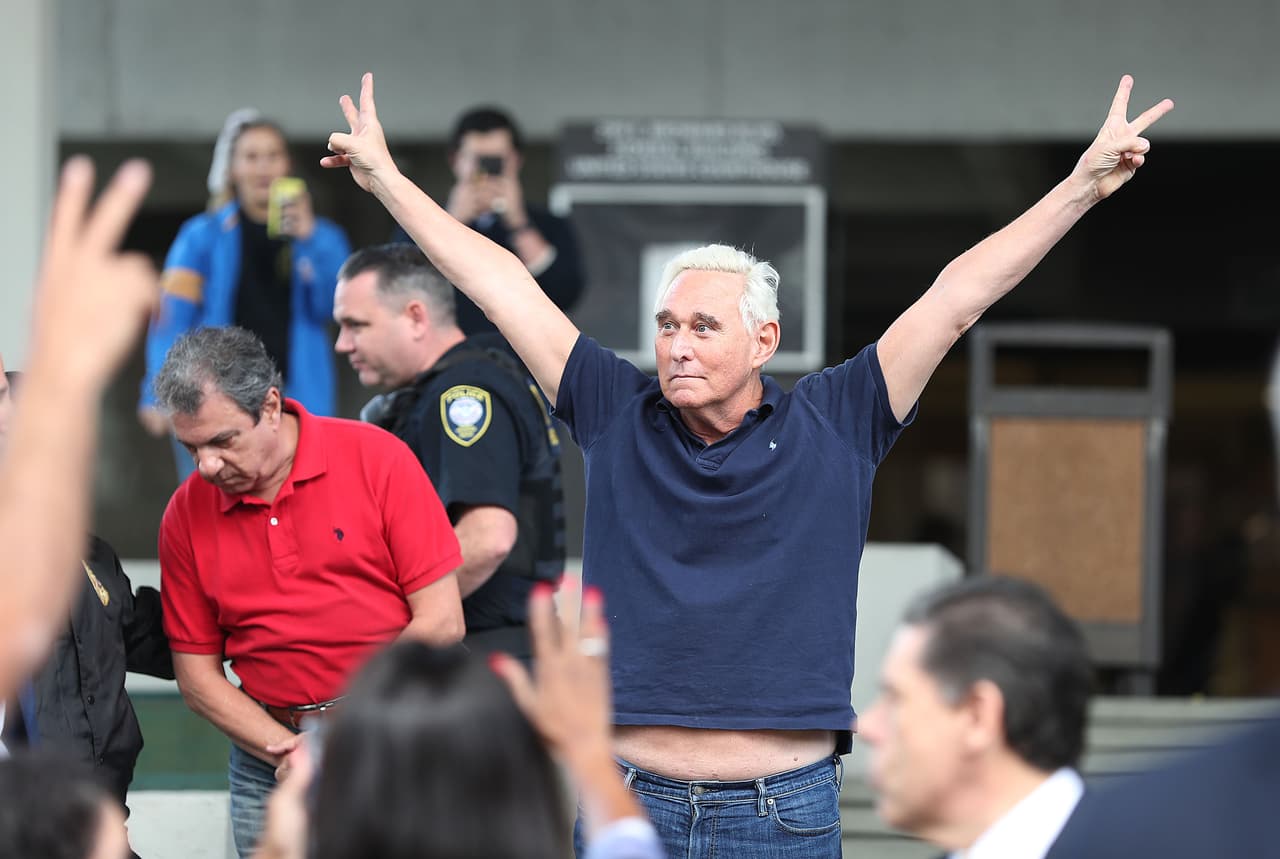 <b>Roger J. Stone Jr..</b> Este viejo amigo y asesor de Trump fue sentenciado en febrero de 2020 a más de tres años de prisión en un caso que puso al presidente en desacuerdo con su fiscal general. Stone fue declarado culpable de siete delitos graves, entre ellos mentir bajo juramento ante un comité del Congreso y amenazar a un testigo. 
<a href="https://www.univision.com/noticias/politica/trump-conmuta-la-pena-a-su-asesor-roger-stone-condenado-por-obstruir-una-investigacion-del-congreso"><u>Trump conmutó su pena el 10 de julio de 2020</u></a>.