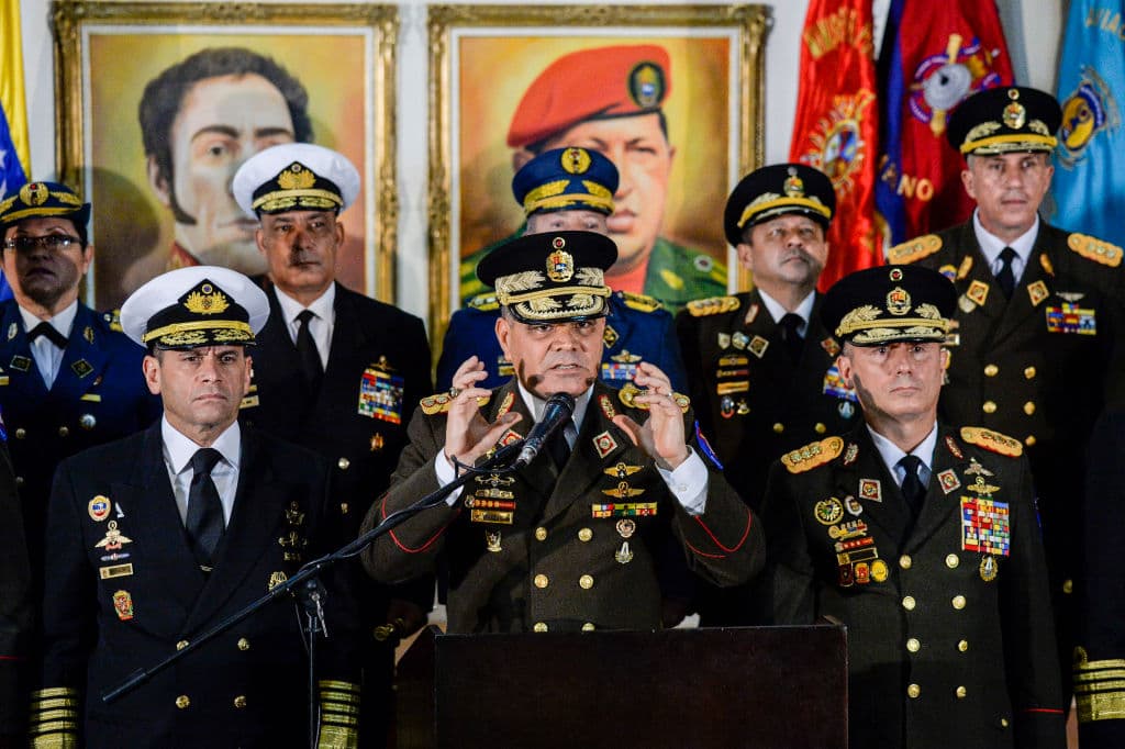 Padrino Lopez (C) ofrece una rueda de prensa en respaldo a Maduro en enero de 2019, junto al alto mando militar y frente a un retrato de Chávez.