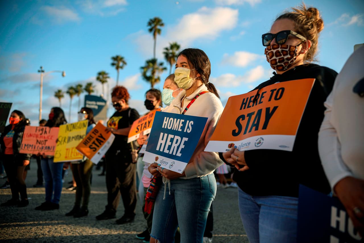 <b>¿Quiénes son esos 5 millones de inmigrantes?</b>
<br>
<br>De los poco más de 5 millones de indocumentados que trabajan como sectores esenciales en Estados Unidos, cerca de 1 millón podrían ser calificados como 
<a href="https://www.univision.com/temas/dreamers">“soñadores”</a> bajo la llamada 
<i>American Dream and Promise Act</i>, y una gran cantidad de ellos son actualmente portadores de persmisos de trabajo bajo el programa DACA.
<br>
<br>Los 4 millones restantes carecen en gran medida de protecciones contra una deportación, lo que significa que una persona clasificada por el gobierno como “empleada esencial” podría ser deportada el día de mañana.