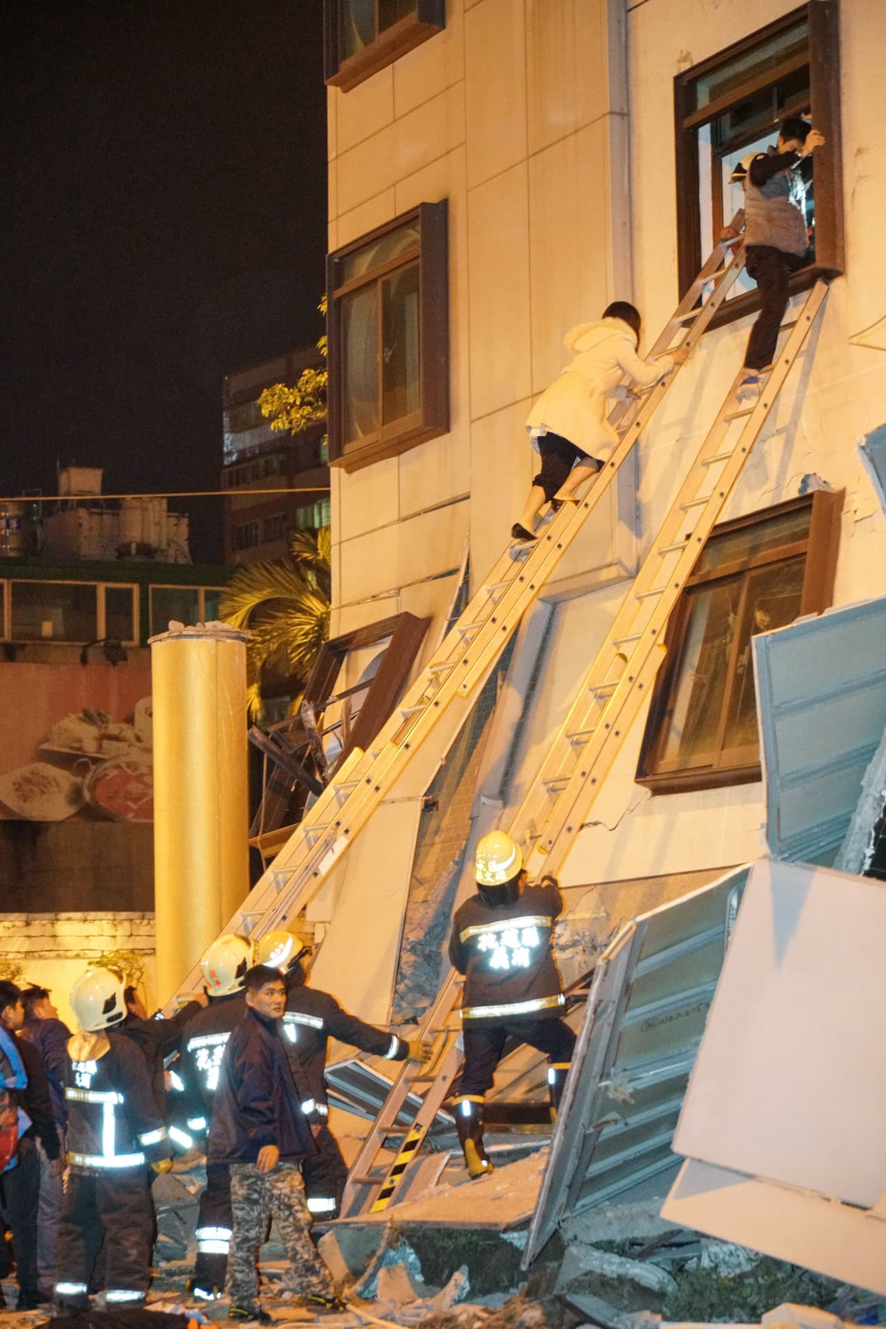 Huéspedes del hotel Marshal salen por las ventanas del edificio.