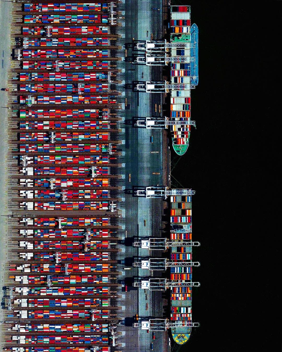 Dos cargueros atracados en el puerto de Rotterdam, en Holanda. Entre 1962 y 2004 el puerto de Rotterdam era el que registraba mayor actividad en el mundo, pero ha sido adelantado por Singapur y Shanghái.