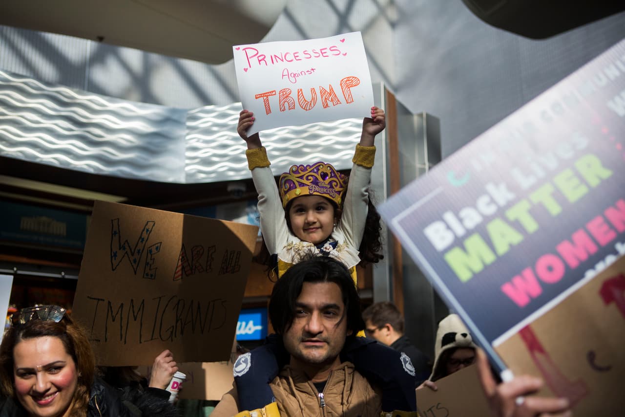 "Princesas contra Trump": los niños también protestaron la polémica ley.