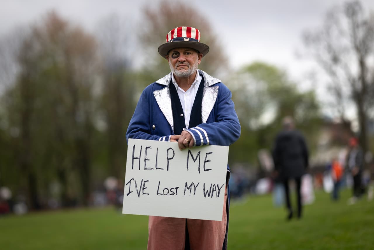 Manifestantes se reúnen en Union Park antes del inicio de una marcha para protestar contra las políticas del expresidente Donald Trump y mostrar su apoyo al trabajo sindical, el 1 de mayo de 2025, en Chicago, Illinois. 
<br>
<br>Muchos manifestantes en EEUU también llevaban consignas referidas a los riegos que enfrenta el sistema democrático de EEUU, enfrentando numerosos retos en la era Trump.