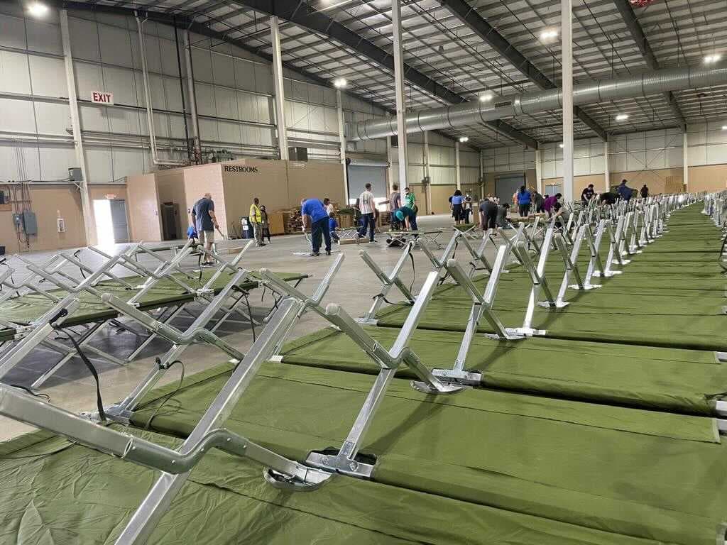 <b>“No dormirán en ningún piso”</b>, dijo Wolff, al abordar las 
<a href="https://www.univision.com/local/san-antonio-kwex/la-base-lackland-en-san-antonio-base-fort-bliss-albergaran-ninos-migrantes-no-acompanados">preocupaciones planteadas por los defensores de los derechos humanos</a>.