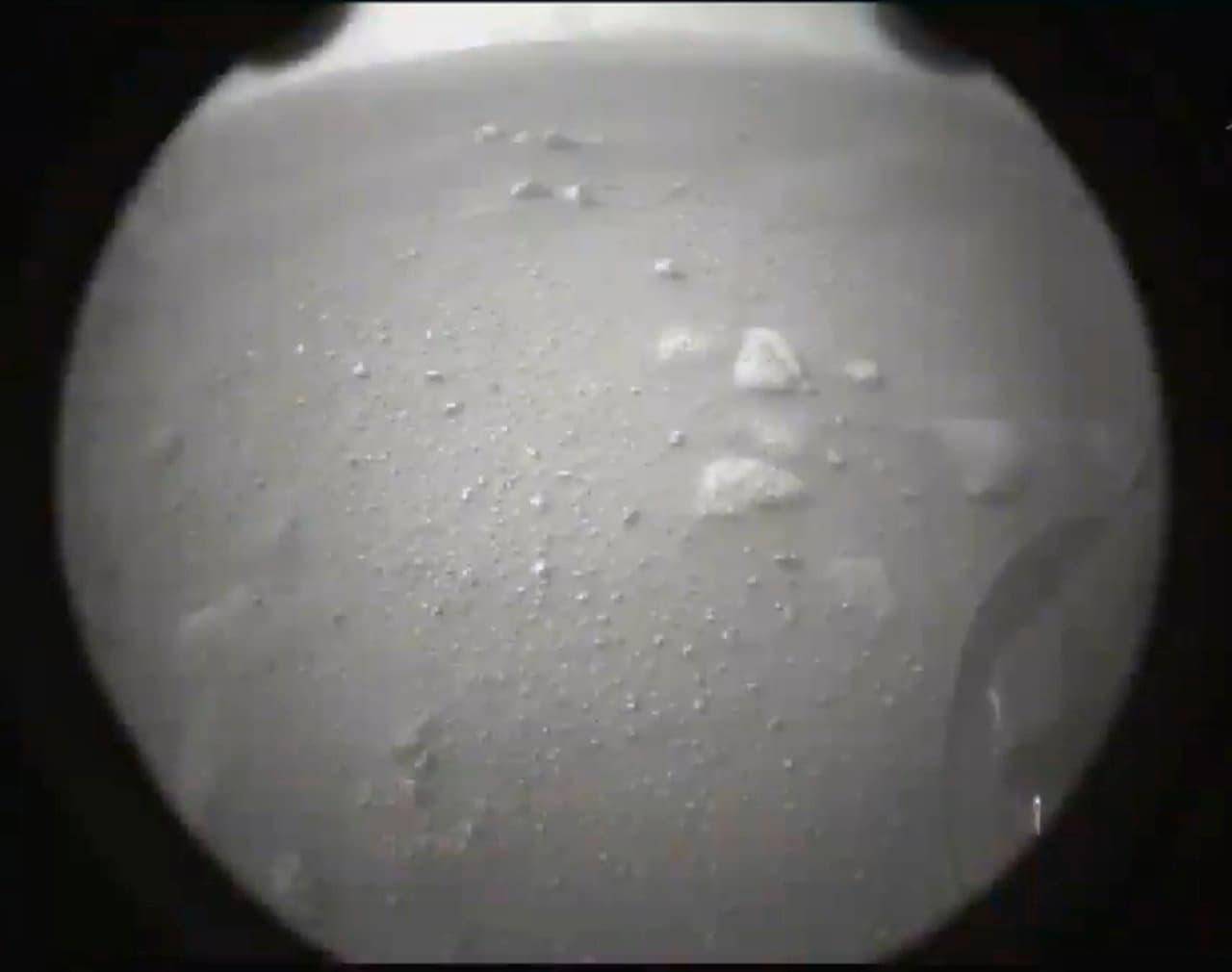 Esta fotografía proporcionada por la NASA muestra la segunda imagen enviada por la sonda 
<b>Perseverance</b> 
<a href="https://www.univision.com/noticias/medio-ambiente/perseverance-aterriza-en-marte-transmision-nasa-primera-foto">de la superficie de Marte</a> el jueves 18 de febrero de 2021, justo después de que aterrizó en el cráter Jezero.