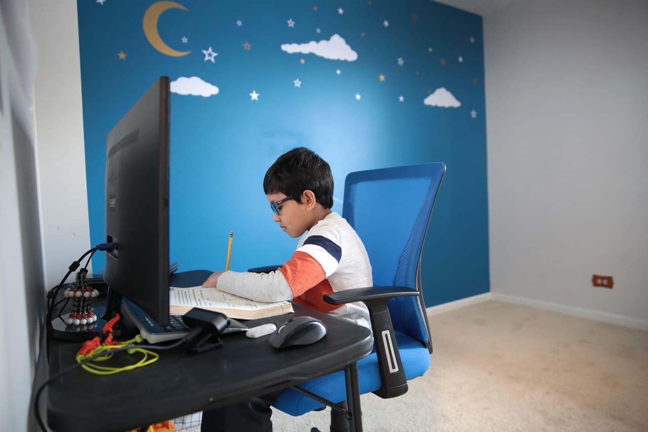 También el superintendente informó que se compraron 25 mil computadoras con acceso a internet gratuito para los alumnos que lo necesiten.