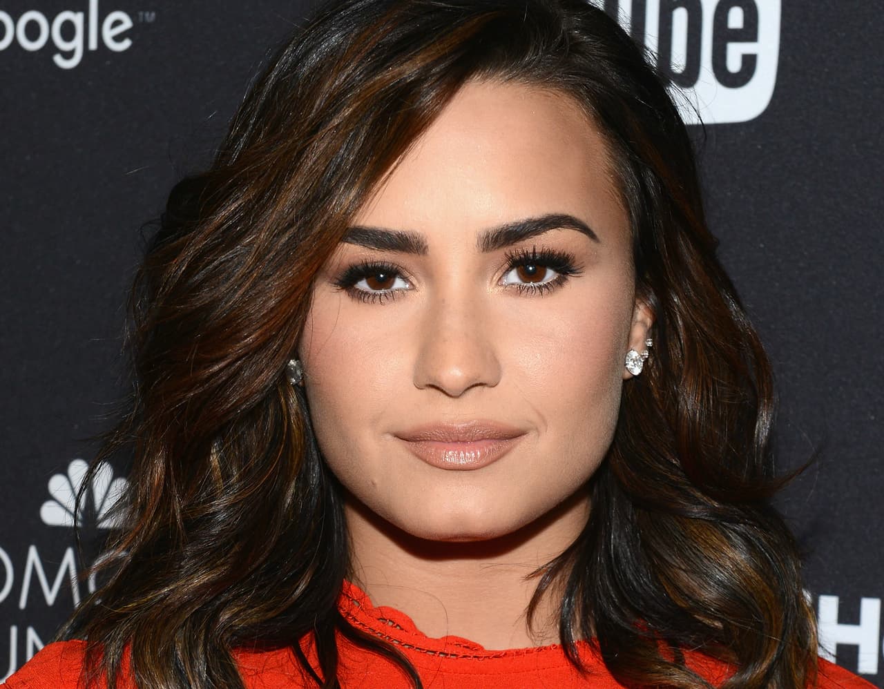La cantante Demi Lovato ha hablado sobre sus comportamientos “destructivos’ y de que ha tenido pensamientos suicidas desde los siete años. También se hizo adicta a las drogas y al alcohol y ha sido diagnosticada con bipolaridad. Dice, que lo más importante es contar con una red de apoyo, buscar llevar una vida estable y sobrellevar la recuperación “día a día, a veces hasta minuto a minuto”.