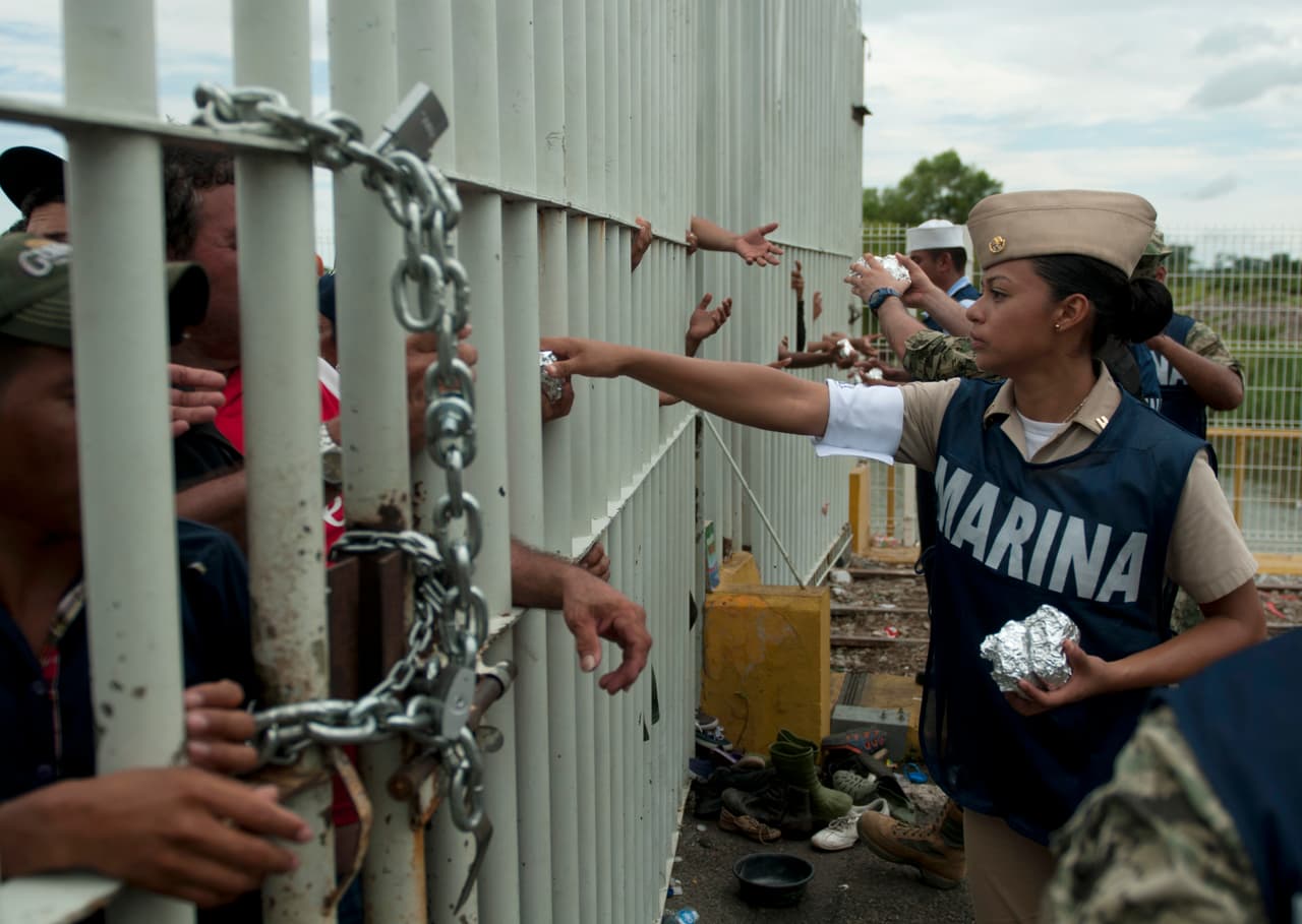 La policía federal mexicana monitoreaba el domingo los avances de la caravana desde un helicóptero y algunas unidades la escoltaban.