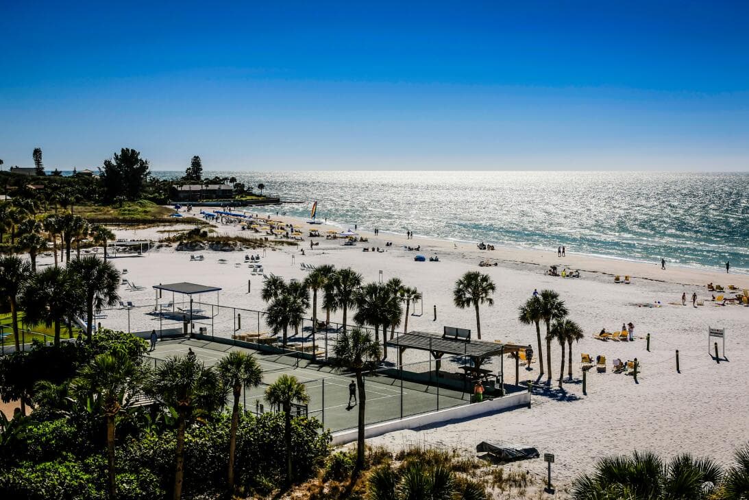<b>Puesto 11: Cayo Siesta (Sarasota, Florida)</b>
<br>
<br>“Una playa de arena de cuarzo sedosa, absolutamente hermosa”, reseño un visitante de este destino en el Golfo de México. “Es un gran lugar para observar a la gente, las puestas de sol, desayunar, caminar por las mañanas y explorar la arena en busca de monedas”, agregó.