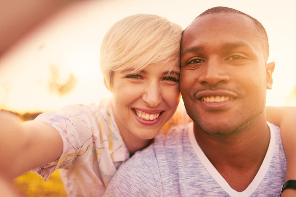 Un hombre Libra, así como es romántico, también es muy coqueto y quiere agradarle a la gente, por lo que tiende a ser demasiado amable con las mujeres. Son muy caballerosos y ese coqueteo puede ser un tanto exagerado, tenga o no pareja, pero es por su naturaleza cordial y amistosa. Hazte a la idea de que así es y lo seguirá siendo aunque lo conquistes.