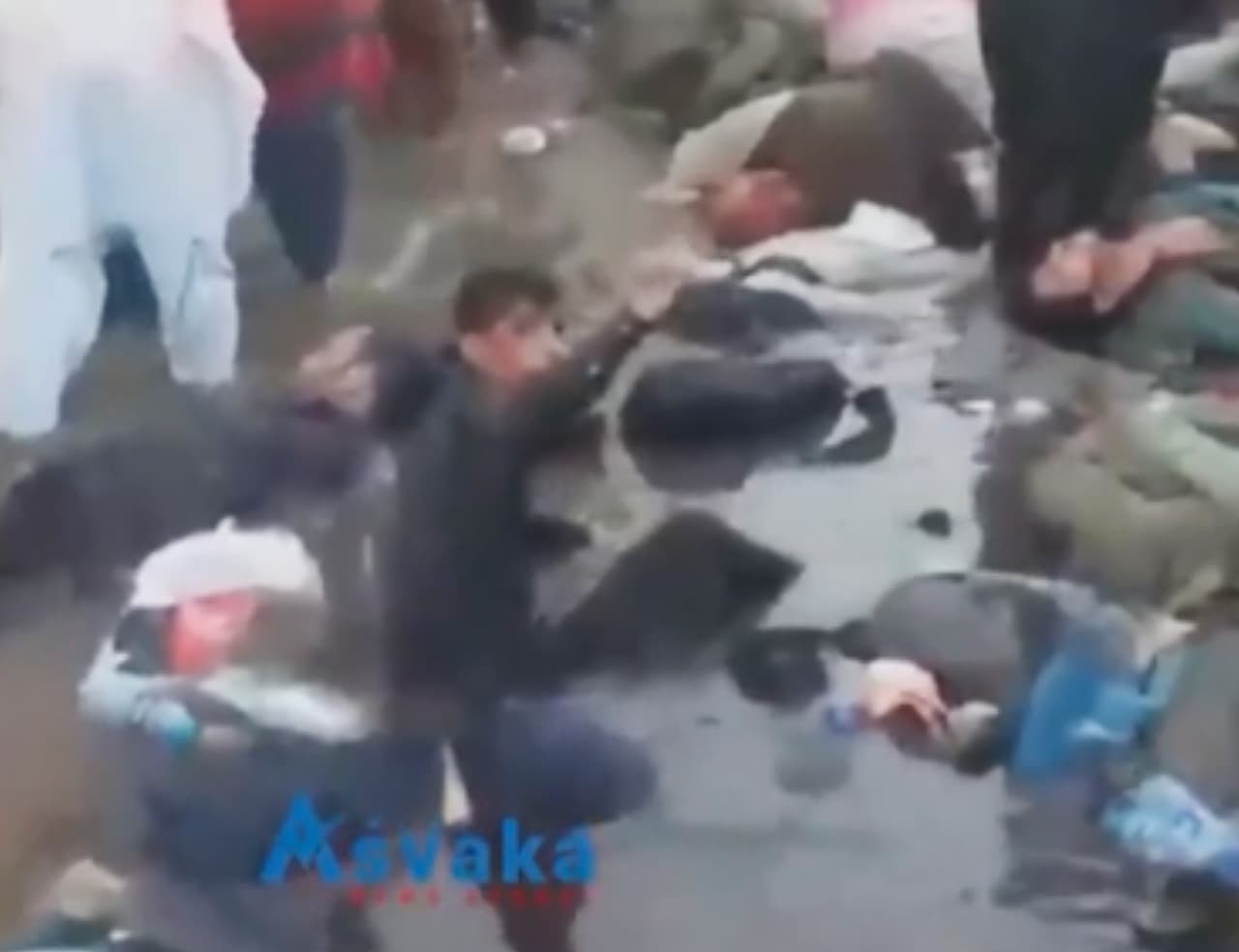 La escena después del atentado cerca del aeropuerto de Kabul en Afganistán. En conferencia a las 3 pm ET, el general del Comando Central de EEUU, Kenneth McKenzie, confirmó que hasta el momento las bajas del servicio estadounidense ascienden a 12.