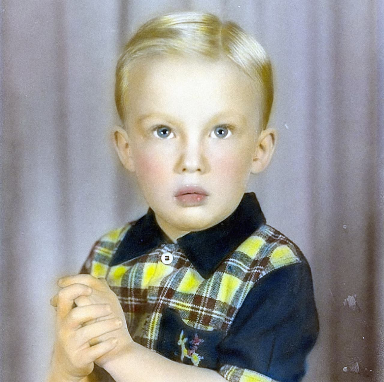 Donald Trump nació el 14 de junio de 1946, en el barrio neoyorquino de Queens. Fue uno de los cinco hijos de Mary Anne MacLeod y de Fred Trump, quienes se casaron en 1936. Esta imagen la publicó en 2016 siendo ya presidente electo en su cuenta de Instagram y escribió con ironía: “¿Quién sabía que este niño inocente se convertiría en un monstruo?”.
