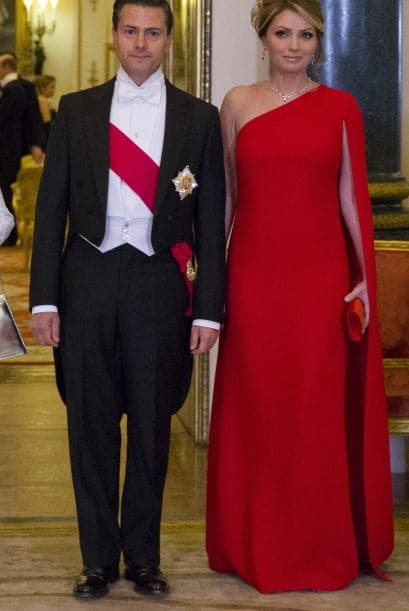 Esa fue la cuarta vez que un mandatario mexicano visitaba a la Reina Isabel II. En esa ocasión, Enrique Peña Nieto llegó de la mano de su entonces esposa al banquete que ofrecieron en su honor.
