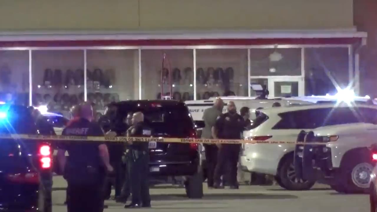 <b><a href="https://www.univision.com/local/houston-kxln/darren-almendarez-asesinato-baleado-houston">El oficial Darren Almendarez</a></b> se enfrentó a tres sospechosos que trataban de robar el convertidor catalítico de su camioneta.