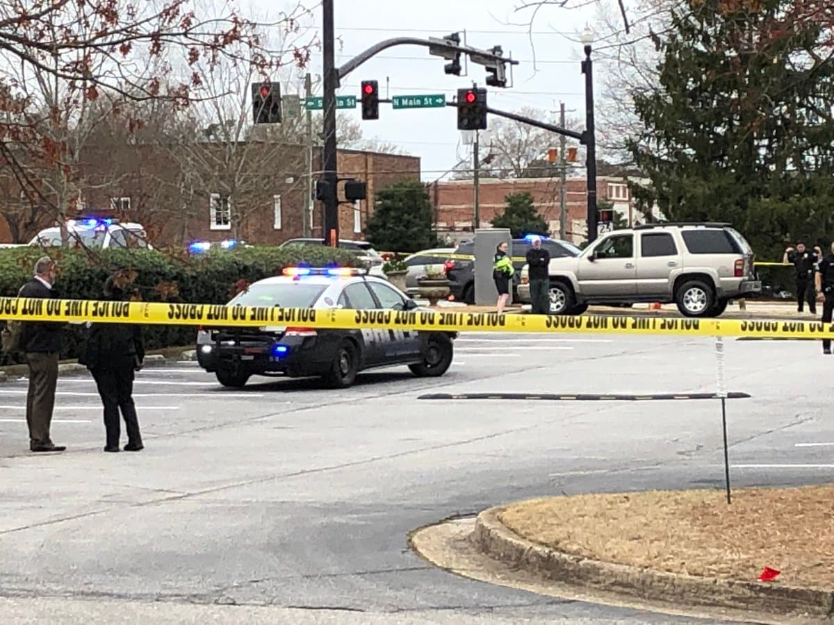 Tynesha Evans, de 45 años, residente de Alpharetta, fue encontrada este sábado tendida en el estacionamiento del Wells Fargo en 21 North Main Street, según el 
<a href="https://www.alpharetta.ga.us/government/departments/public-safety" target="_blank">Departamento de Seguridad Pública</a> de la ciudad.
<br>
<br>En el lugar, las autoridades también encontraron al presunto atacante, Othnel Inniss, quien fue restringido por un ciudadano armado luego del ataque.
<br>
<br>Evans fue transportada al hospital, donde murió. Inniss fue arrestado y acusado de asesinato y agresión agravada con arma de fuego.
<br>
<br>"La víctima y el sospechoso estaban en una relación intermitente que tristemente terminó con violencia sin sentido durante una discusión", indicó el Departamento de Seguridad Pública de Alpharetta en un comunicado publicado en Facebook.