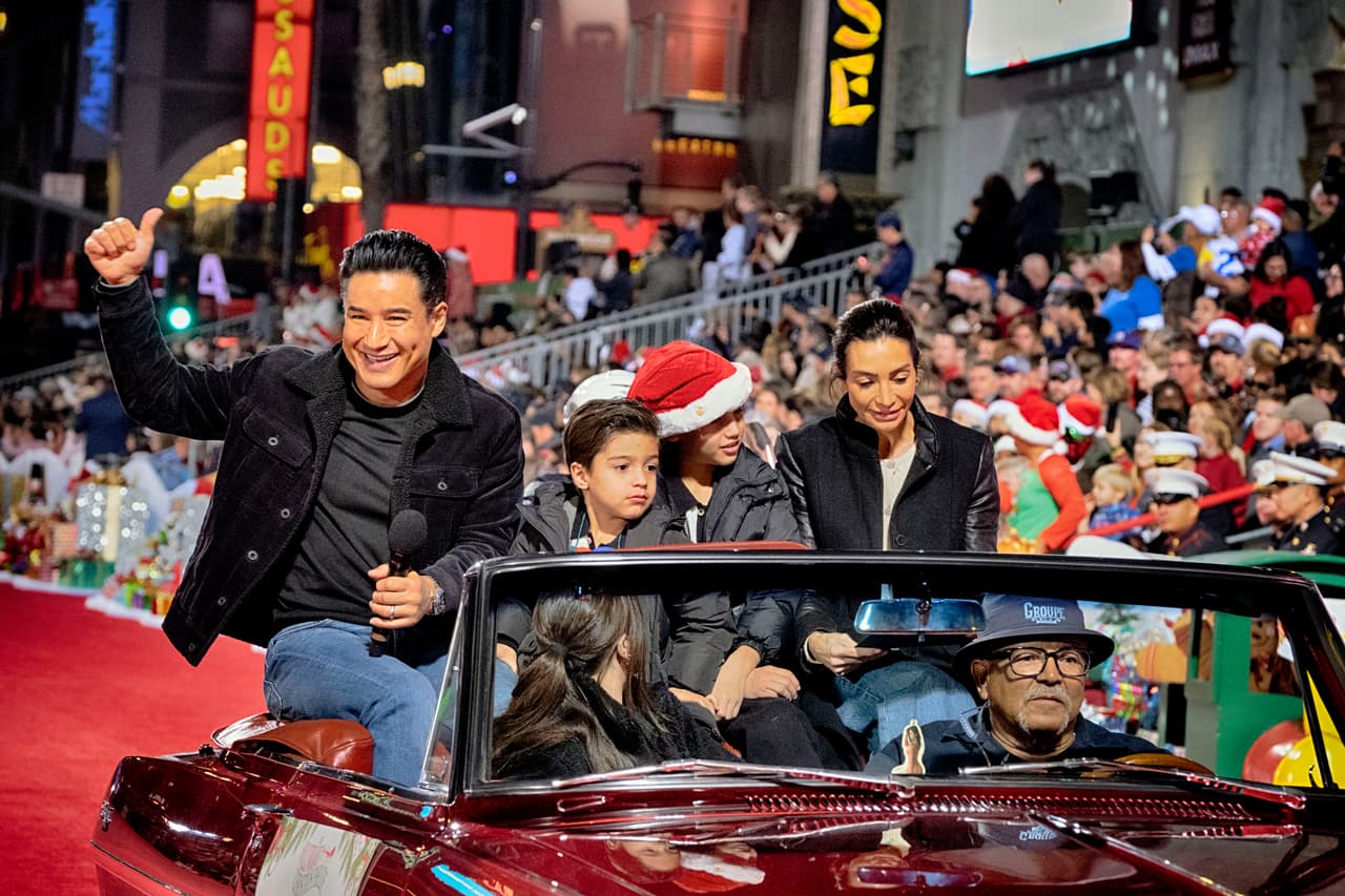Figuras como Mario Lopez, Raven-Symoné y Billy Baldwin también participaron, contribuyendo al ambiente festivo del desfile.