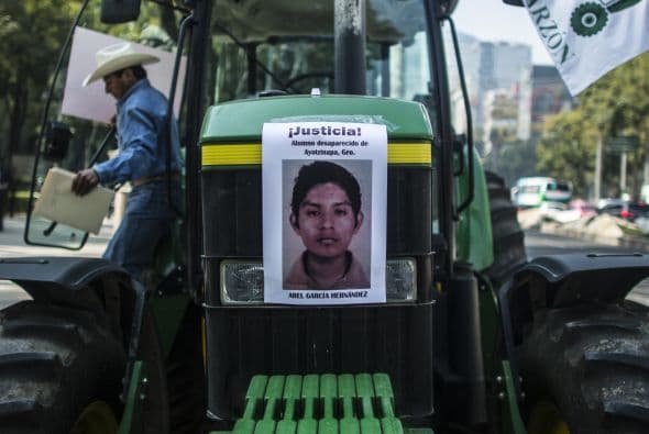 Campesinos mexicanos marcharon abordo de 43 tractores, uno por cada uno de los estudiantes desaparecidos.  