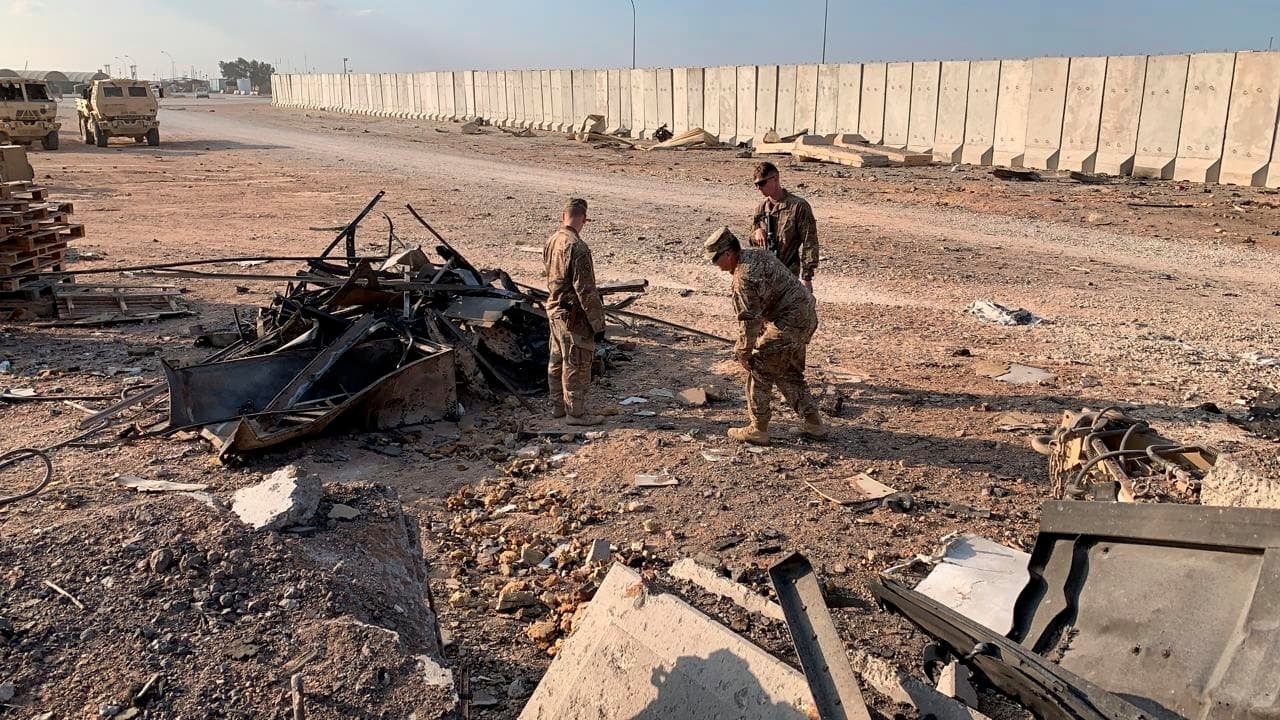 Solo los guardias de la torres y los pilotos de drones permanecieron desprotegidos. Estaban activos esperando que un posible asalto terrestre siguiera al ataque con misiles.