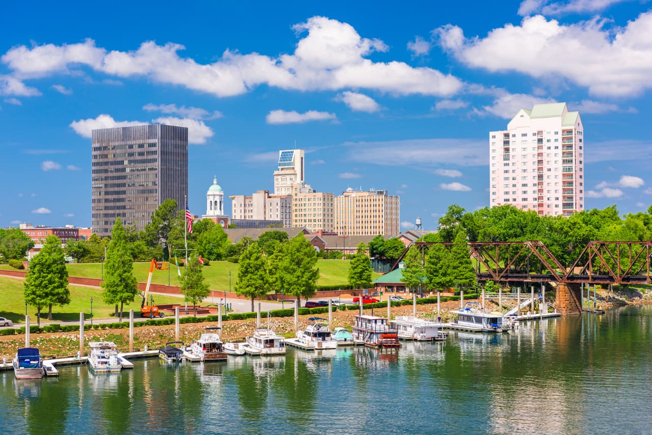 <b>Puesto 14. Augusta, Georgia</b>.
<br>
<br>Valor promedio de la vivienda en febrero de 2020: 112,289 dólares.
<br>
<br>Valor promedio de la vivienda en enero de 2021: 130,279 dólares. 
<br>
<br>Cambio bruto durante la pandemia: + 17,990 dólares.
<br>
<br>Porcentaje de cambio: 16.02%.
<br>