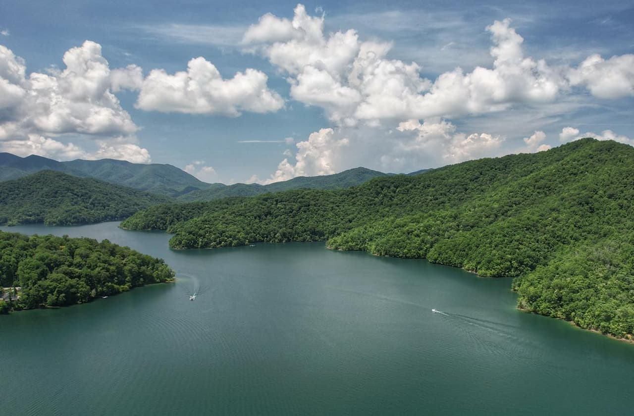 <b>Nantahala Lake</b>
<br>
<b>Sitio web</b>: 
<a href="https://www.visitnantahalanc.com/">https://www.visitnantahalanc.com/</a> 
<br>
<b><a href="https://goo.gl/maps/S6MPgUXJgzQnPzap9">Cómo llegar</a> </b>
<br>
<br>El lago Nantahala es un lago artificial que se creó originalmente para proporcionar electricidad para el esfuerzo de guerra. Es popular para nadar, navegar y hacer tubing; sin embargo, su ubicación en un valle significa que se vuelve profundo muy rápidamente, así que debe vigilar a los niños pequeños.