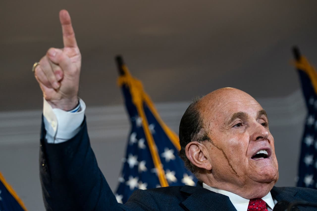 Muchos conservadores atacaron a Dominion después de las elecciones, culpandola de la pérdida de Trump y alegando sin fundamentos que sus sistemas eran fácilmente manipulables.