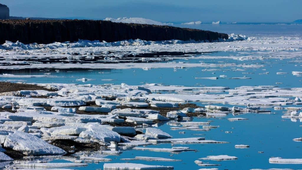 <b>En video:</b> El ‘hielo zombie’, también conocido como hielo muerto, es aquel que está condenado a derretirse al no alimentarse de glaciares más grandes, como los que existen en Groenlandia. ¿En qué afecta al planeta? Estas son las consecuencias debido al cambio climático.