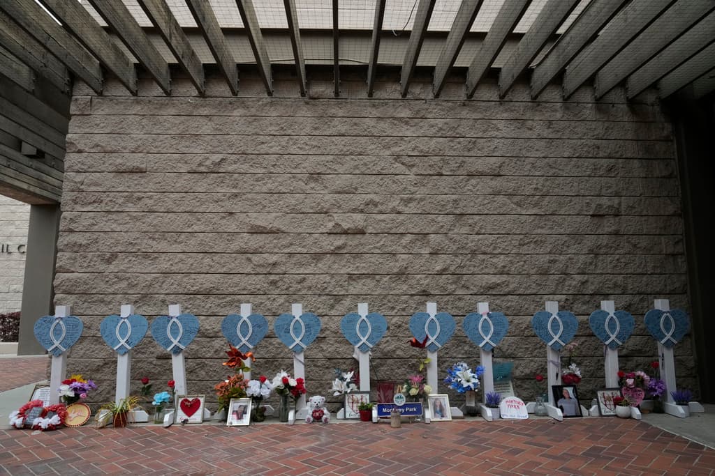 A las afueras de la alcaldía de Monterey Park, en California, hay un memorial que recuerda a las 11 víctimas mortales. Muy cerca de ahí, este lunes, tres meses después de la tragedia, legisladores y otros funcionarios estatales informaron en qué consisten los proyectos de ley para frenar las muertes por armas de fuego.