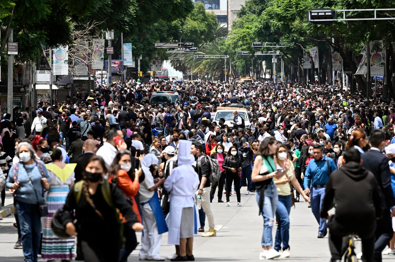Un 
<a href="https://www.univision.com/noticias/america-latina/sismo-en-aniversario-de-dos-terremotos-en-mexico">terremoto de 7.7 de intensidad en la escala Richter</a> sacudió este lunes, 19 de septiembre, el sur y centro de México, justo cuando recordaban a las víctimas de dos terremotos anteriores. Cientos de personas debieron salir de los edificios en los que se encontraban como parte del protocolo ante sismos.