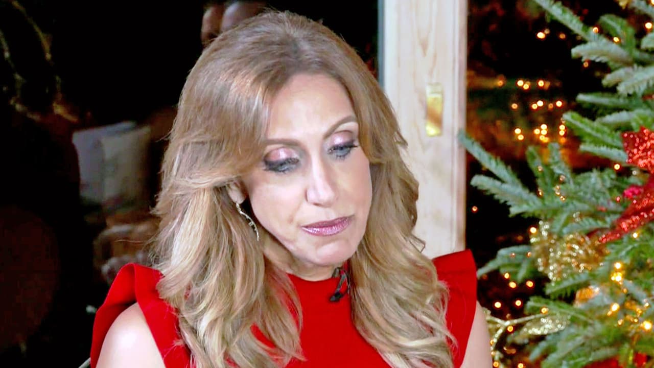 La presentadora relató el pasado 24 de septiembre que, además del drama familiar que suponía la revelación de una infidelidad, 
<b><a href="https://www.univision.com/shows/el-gordo-y-la-flaca/para-detener-un-chantaje-lili-estefan-confiesa-que-compro-las-fotos-de-su-esposo-con-otra-mujer-video">estaban siendo chantajeados</a></b>. El dueño de las fotos les estaba pidiendo "extremadamente mucho dinero" por las instantáneas que además estaba ofreciendo a medios de comunicación, incluido el propio show El Gordo y la Flaca.