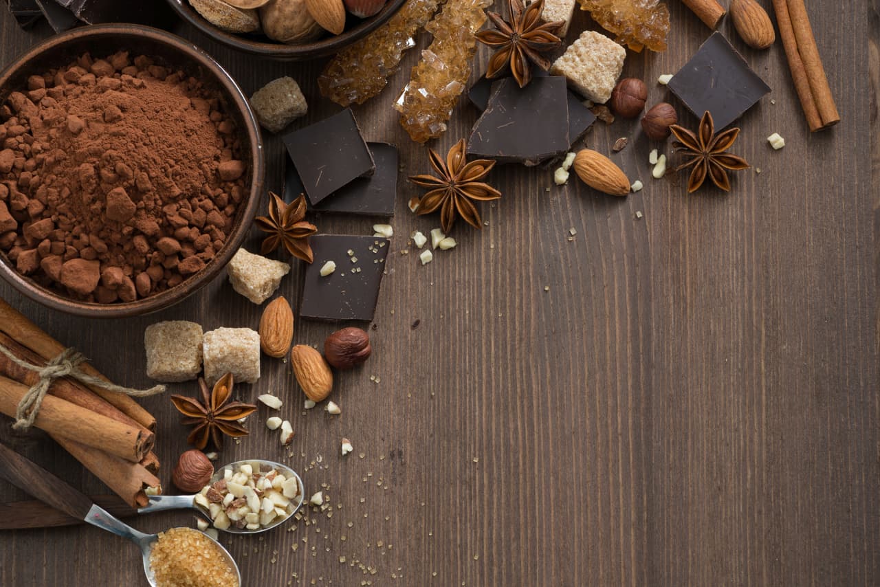 <b>Chocolate oscuro:</b> diferentes estudios confirman que hubo una reducción de la hormona del estrés en personas que solían comer chocolate oscuro. El chocolate es un alimento básico a la hora de combatir el mal humor, pues contiene una serie de nutrientes con propiedades estimulantes que ayudan a crear la sensación de placer e intensificar las emociones positivas.