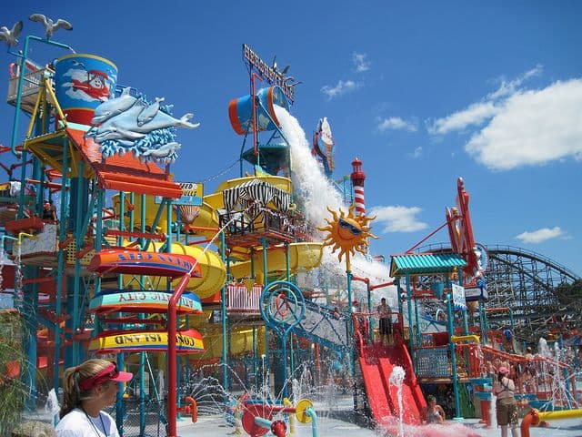 No puede visitar Hershey sin un viaje a Hersheypark. O más bien, puede, pero luego se perderá más de una docena de montañas rusas y la Triple Tower (un juego de diversiones de 189 pies de altura), el paseo marítimo de estilo costero, un parque acuático de 11 acres, entre otras atracciones. 📍
<a href="https://goo.gl/maps/caMbtcZh9bHXfeyA9" target="_blank">100 Hersheypark Dr., Hershey</a>,